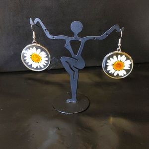 Dainty Daisy Earrings
